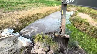 LIMPANDO VALETA ATE NA BARRAGEM  Escavadeira hidráulica