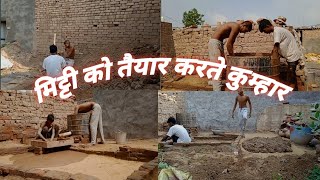 मिट्टी के बर्तन बनाने के लिए मिट्टी तैयार करते हुए कुम्हार #viral #video #pottery