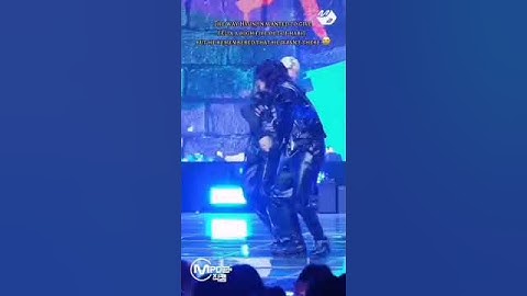 Stray Kids Felix and Hyunjin out of habit hi-five until the accident happened. #felix #hyunjin