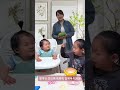 언니가 조심스럽게 아기 동생에게 밥을 먹여줘요