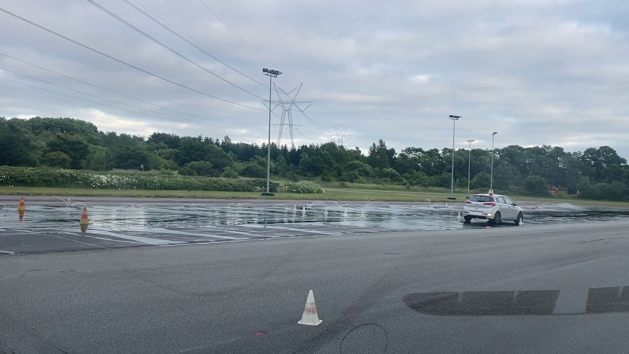 Køreteknik glatbane med Tfts.dk køreskole