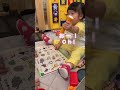 コストコのことばの図鑑に感激する親子/Mommy and girl impressed by Costco's encyclopedia of words