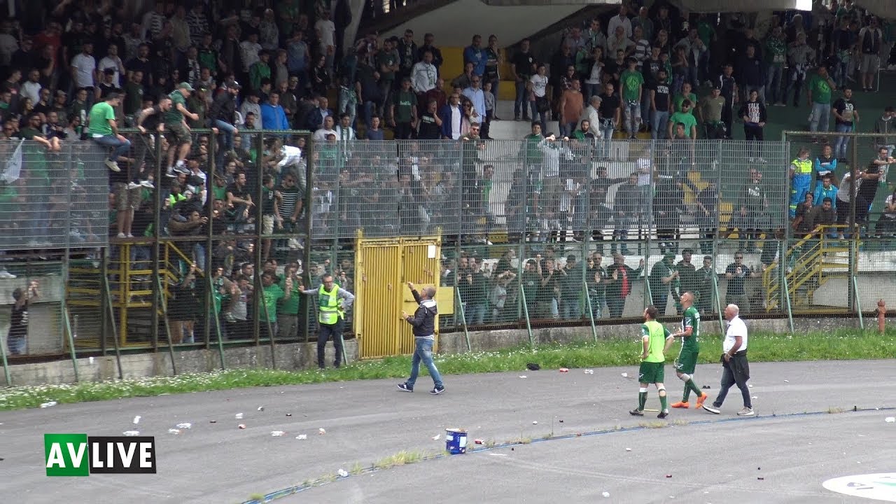 Squadra, allenatore e società contestati a fine gara