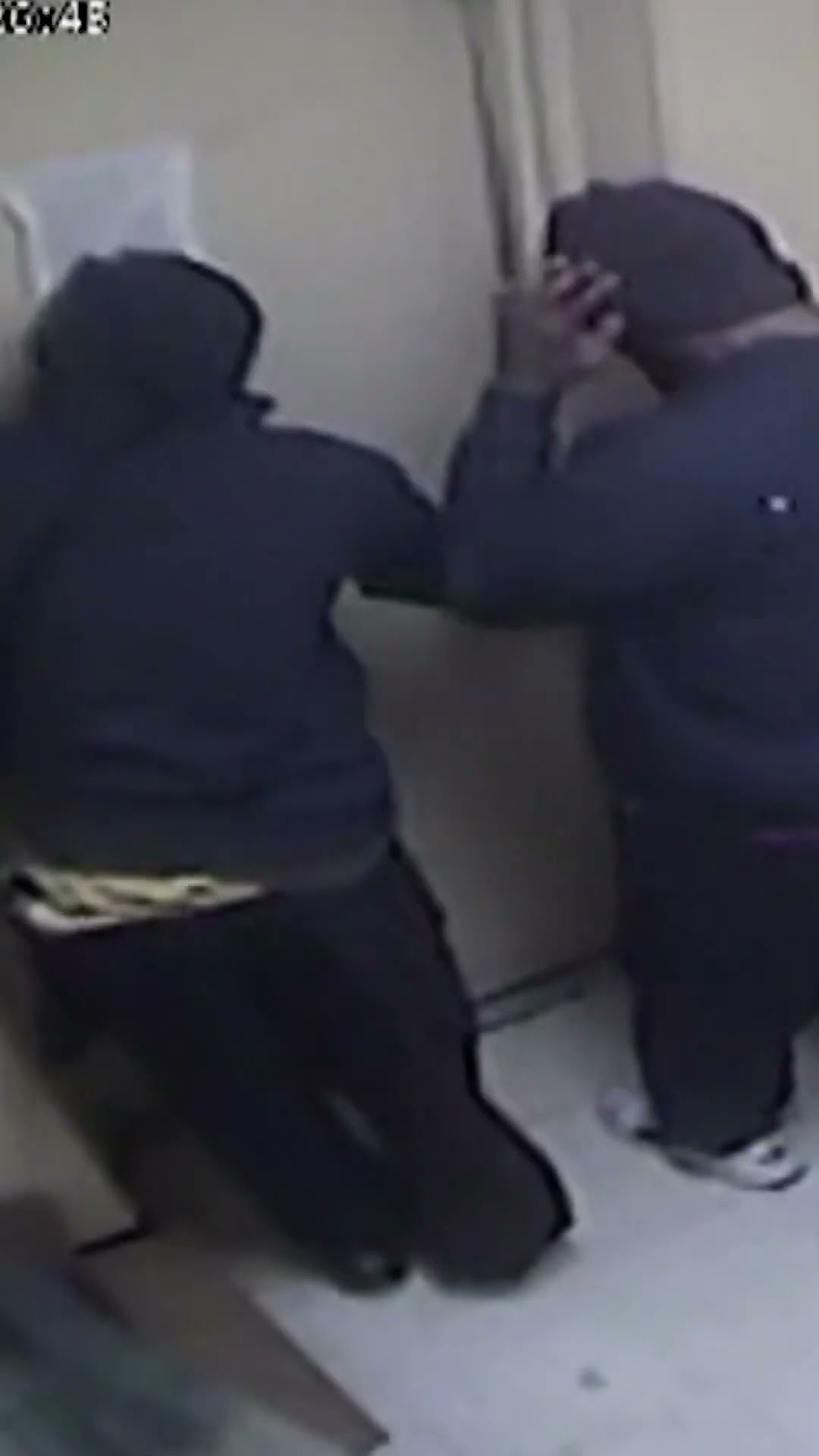 Ladrones rompen el techo de una tienda de cambio de cheques y roban $150,000 | Noticias Telemundo