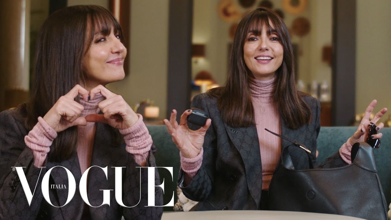 Ambra Angiolini rivela cosa custodisce nella sua borsa | Vogue Italia