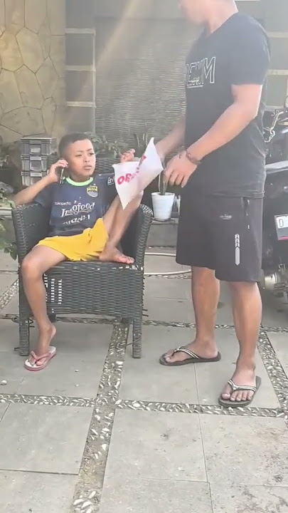 sapik lagi asik telpon kerjain ahh umpetin sendal nya 🤣#hiburan #shorts #shortvideo #funny