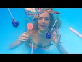 Une sirène mange des bonbons sous l&#39;eau ! / Candy video clip