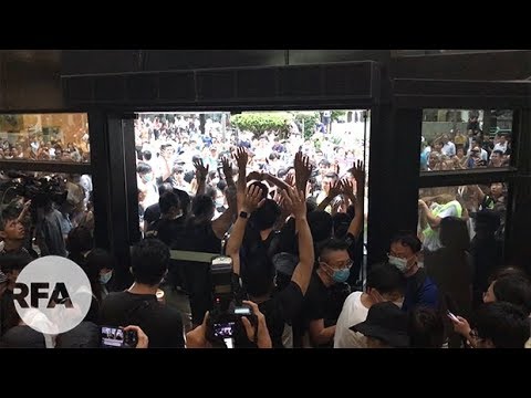 反修例運動逐步升溫   群眾堵塞政府大樓癱瘓工作