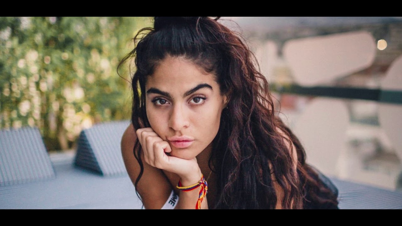 Sofia reyez. Jessie Reyez. Джесси Рейес. Джесси Рейес канадская певица. Sofie Reyez Slim.