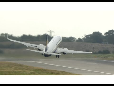 斜めって離陸する旅客機  (フラララ!!)