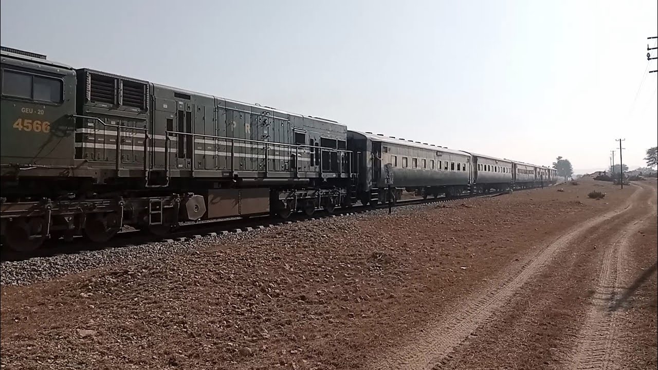 Khushal Khan Khattak Express traveling to Peshawar|GEU-20 4566|Pakistan Railway 
