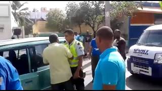 Chofer le entra a galletas a un Amet y le dice come mierda: ¿Será otro sobrino de Fadul?