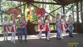 Танец с телефонами исполняют дети детского сада