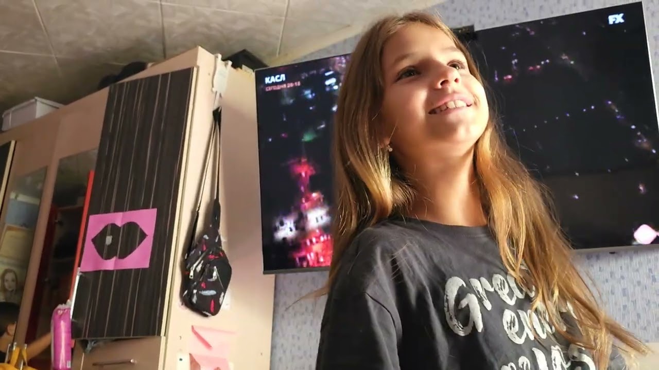 Девочки возмущаются / Сидим без света / The girls are indignant / We sit without light