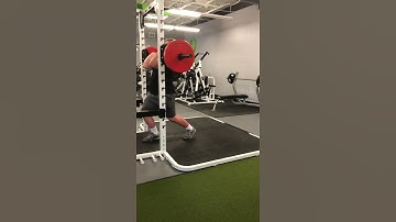 ALTERNATING FRONT BARBELL LUNGES