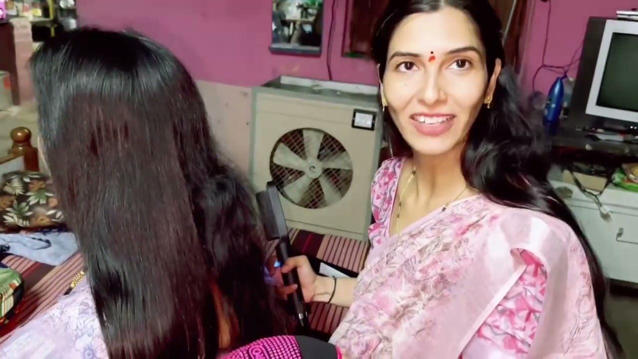 शेवटी एवढ्या वर्षांनी यासाठी का होईना पण दोन घराच्या मधला दरवाजा उघडला💁आम्ही तिघींच्या सेम साड्या🥻