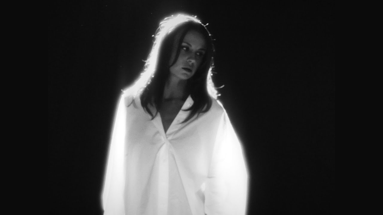 Elena Copsi - Mauve auf YouTube ansehen Elena Copsi - Mauve auf YouTube ansehen