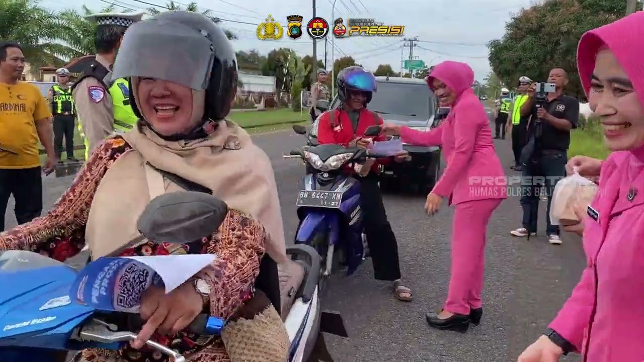 Polres Belitung Timur Bersama Insan Media Belitung Timur Berbagi Takjil Kepada Pengguna Jalan
