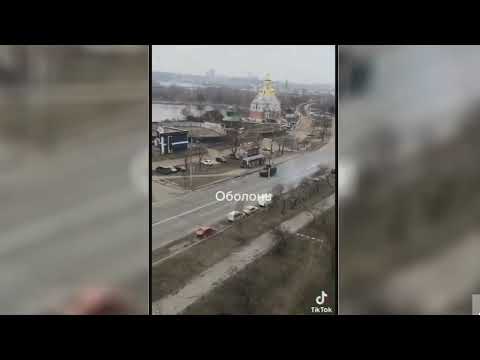 مشهد اشتباك بين دبابة روسية ومدرعة اوكرانية يخربيت امك يا بوتين 