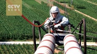Electric wire walking: Chinese repairman works on live high-voltage cables