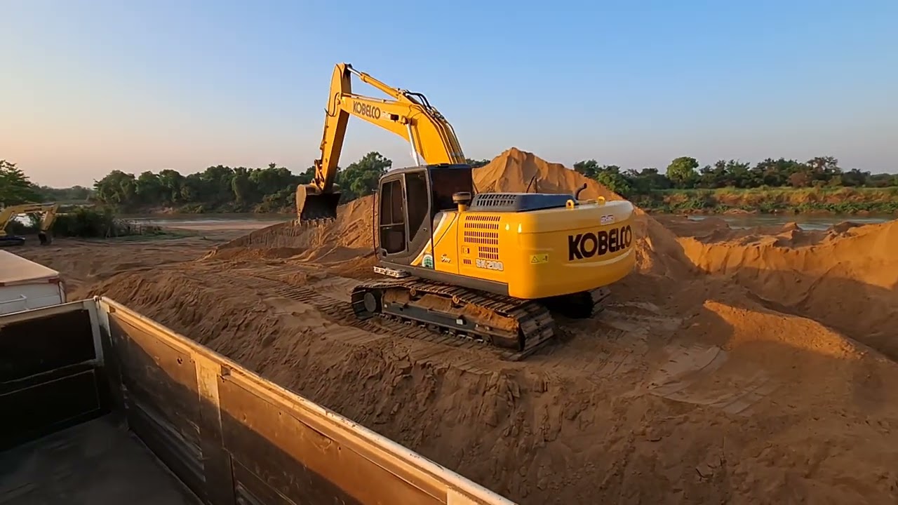 รีวิวรถขุด kobelco 200-11สีพิเศษสวยมาก ตักทรายใส่รถพ่วง #ศรีสะเกษแม็คโครซิ่ง 
