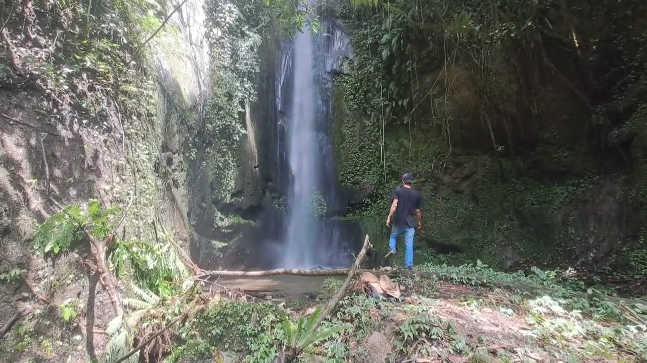 SOLO EXPLORE A FORMER VILLAGE IN THE MIDDLE OF THE FOREST‼️THERE ARE ONLY ANCIENT GRAVES AND MORT...