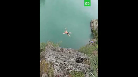 Ныряльщик совершил «прыжок смерти» в воду / Норвежец Кен Сторнес спрыгнул в воду с высоты 31,3 метра