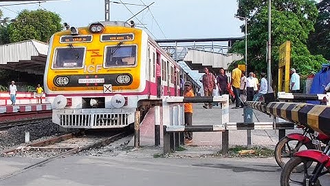 Quick Accelerating Modern ICF Medha EMU & Old EMU Train Skip Between Busy Railgate | Eastern Railway