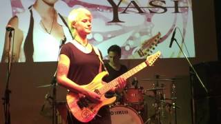 YASI HOFER LIVE MUSIC HALL WEIHER 10 03 2017 TROUBLED   7