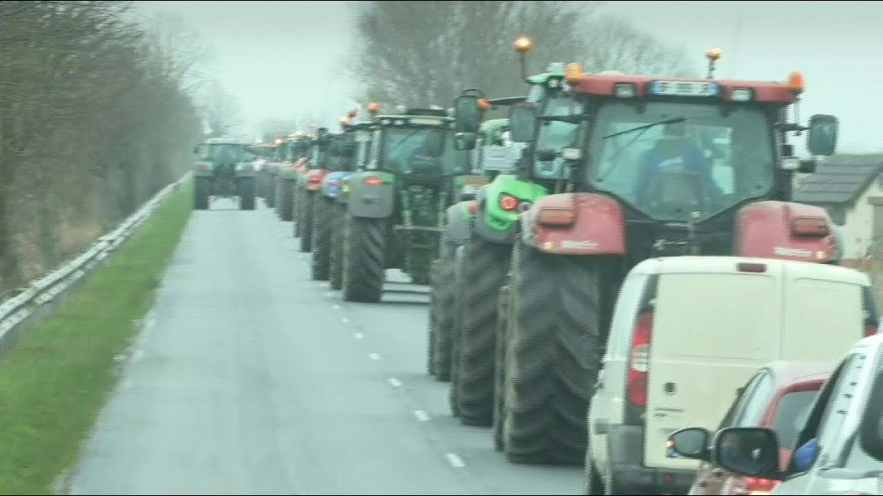 Opération escargot: des agriculteurs mobilisés près de Dunkerque | AFP