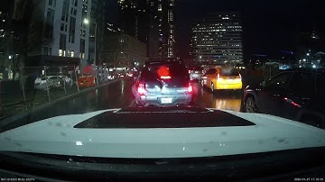 Traffic justice warrior - Blocking drivers in the bus lane - Seattle