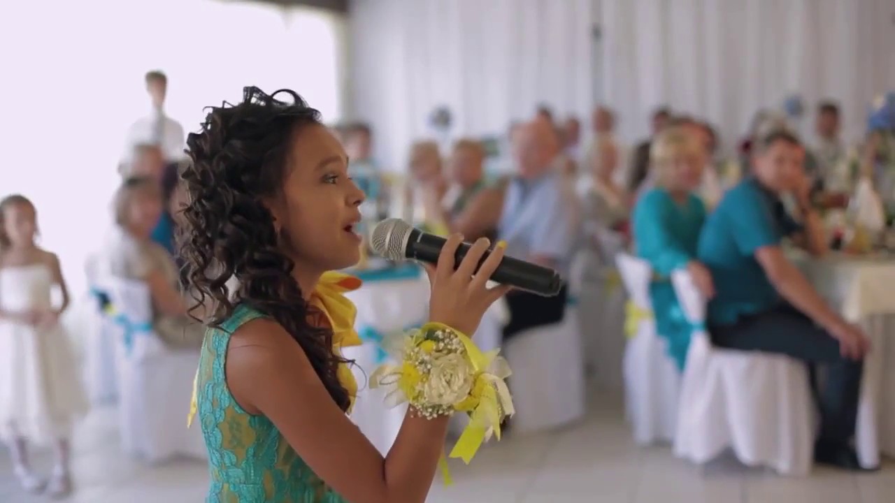 Трогательная песня слушать. Дети поют на свадьбе. Младшие сестры на свадьбе. Мама поет на свадьбе детей 2012- 2014. Сестра на свадьбе у сестры.