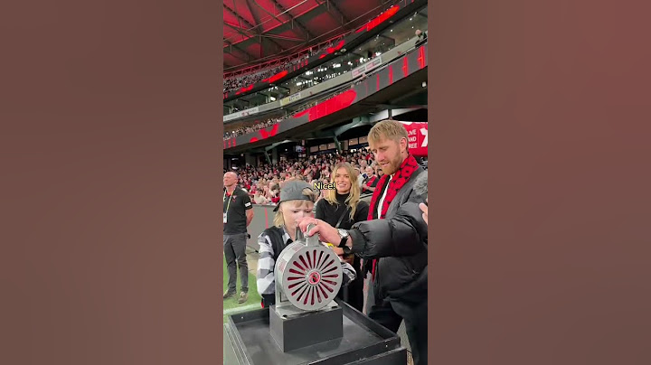 The Bombers invited their big fan Harrison to sound the siren to start the game 🙌 #afl #footy