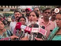पेट्रोल-डीजल की बढ़ती कीमतों के खिलाफ कांग्रेस का प्रदर्शन, वाहन चालकों को 'मेलोडी' चॉकलेट बांटी