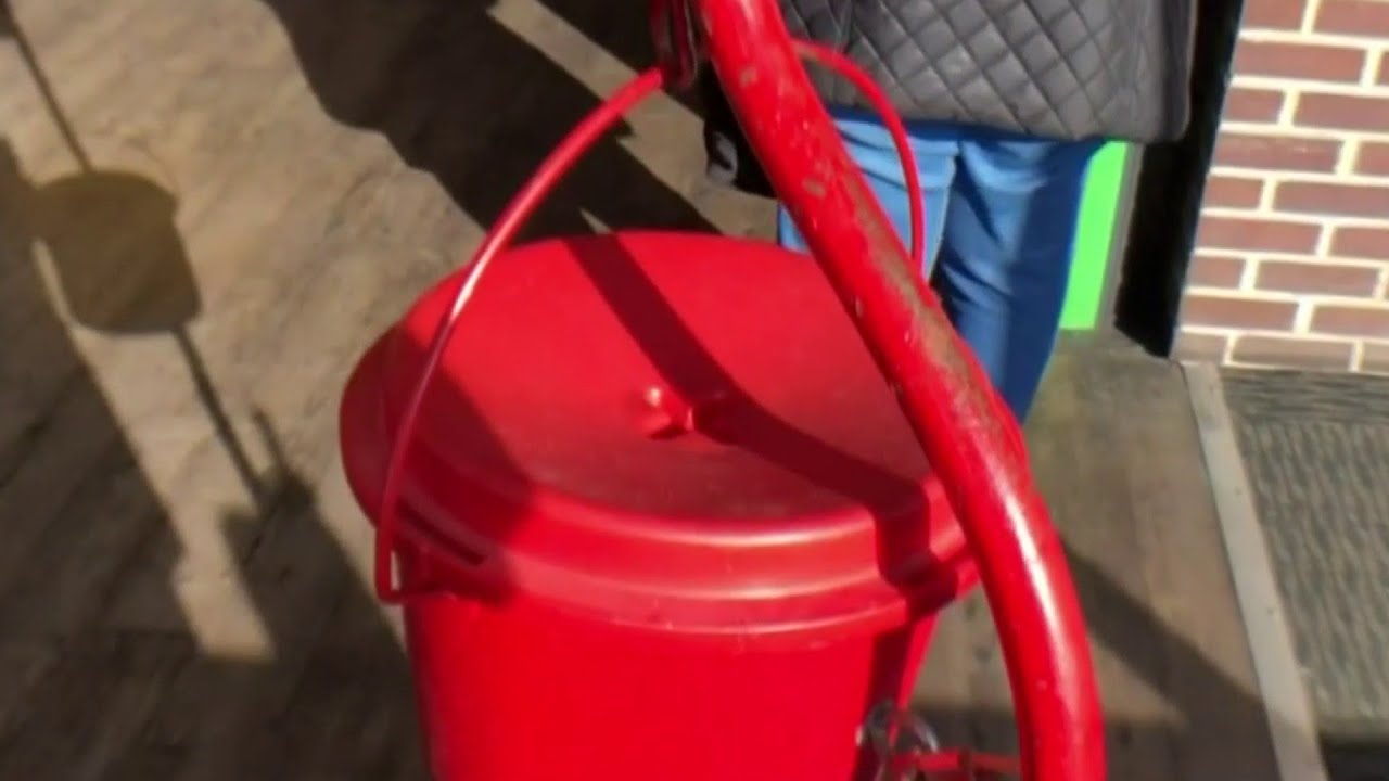 Secret Santa drops $2,000 coin into red kettle in St. Clair Shores