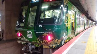 221系 関西線 普通久宝寺行き  お茶の京都トレインラッピング列車　うめきた新駅到着