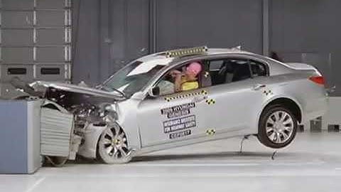 New  Hyundai Genesis moderate overlap IIHS crash test 2018