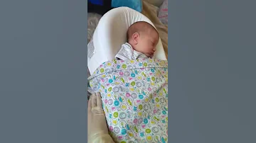 Крепкий сон новорожденного в коконе. Советы для мам