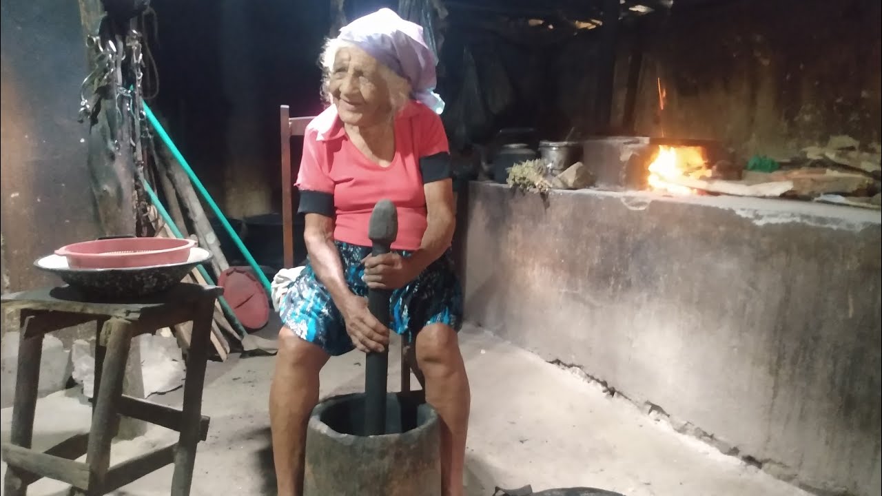 Dona Alzira torra  café desde os 10 anos de idade ☕ /  Canhotinho / PE