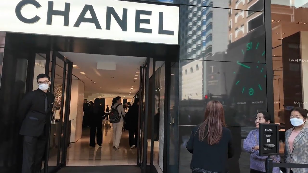 Q..MA BASERA SHOPPING GARNE DIN AUDHO RAHECHA 😎