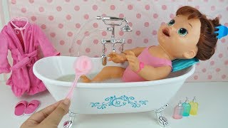 Baby Alive Sara Comilona Tomando Banho Na Nova Banheira Minha Boneca Jogando Sais Na Água