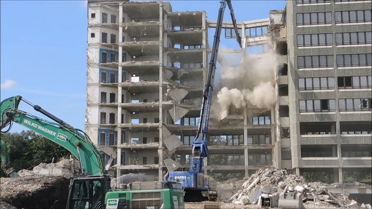 Excavator Hitachi 870 XXL - telescopic boom - demolition site