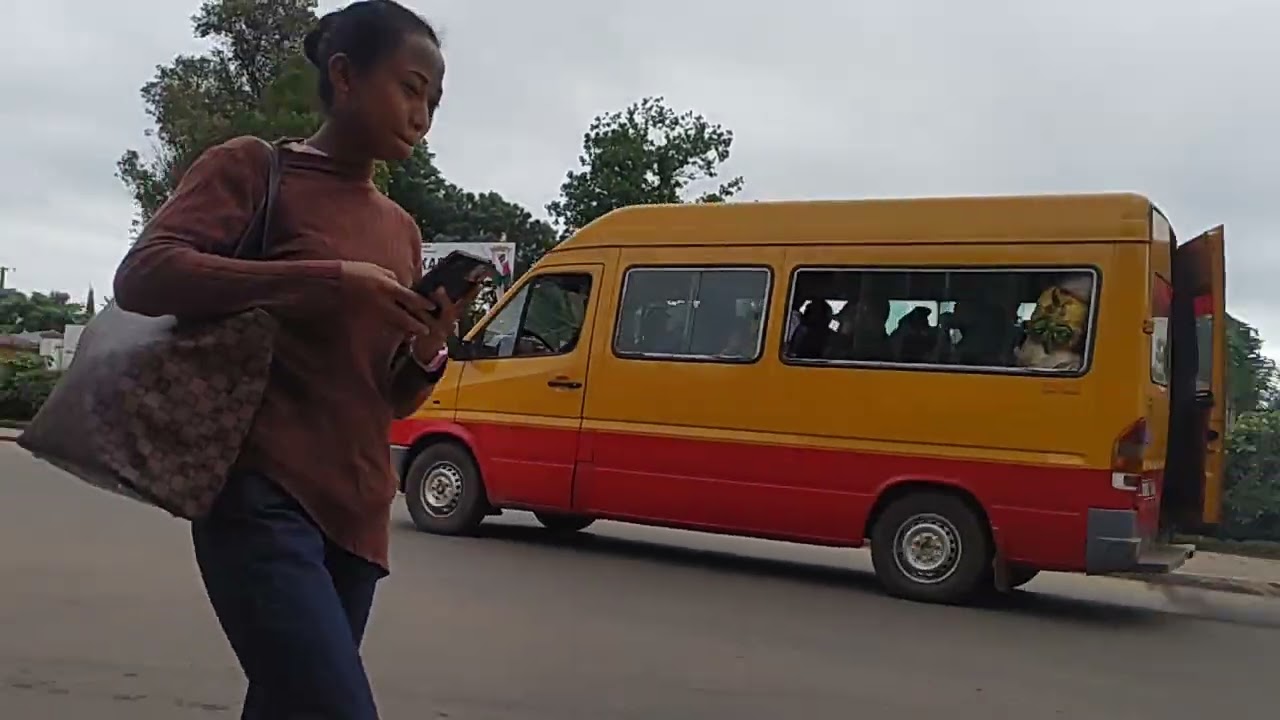 Antsenakely by LA GASTRONOMIE PIZZA Restaurant to Tsarasaotra - Walking streets view of Antsirabe 