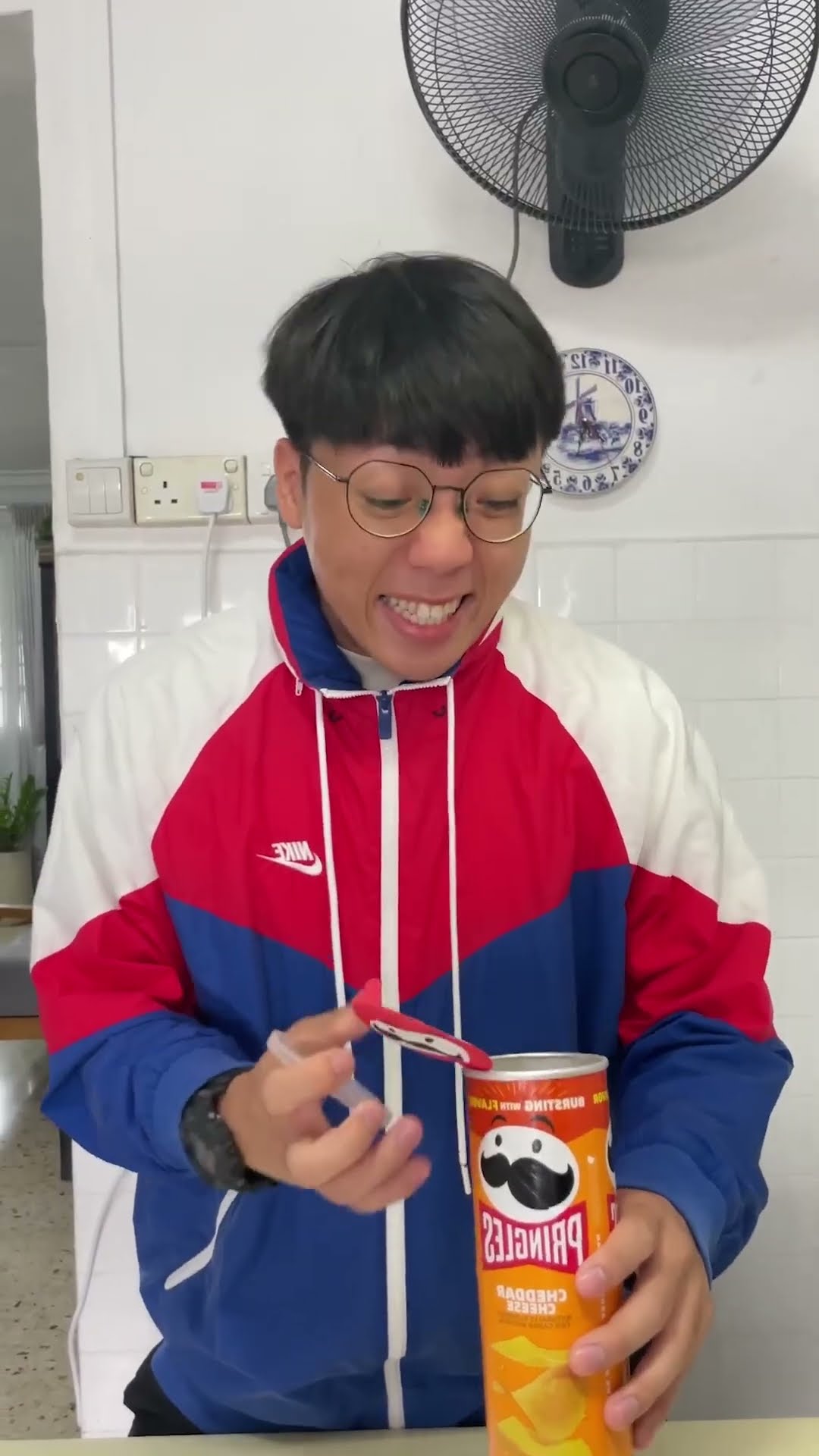 Eating CHEESY CHIPS Be Like... #shorts #mingweirocks