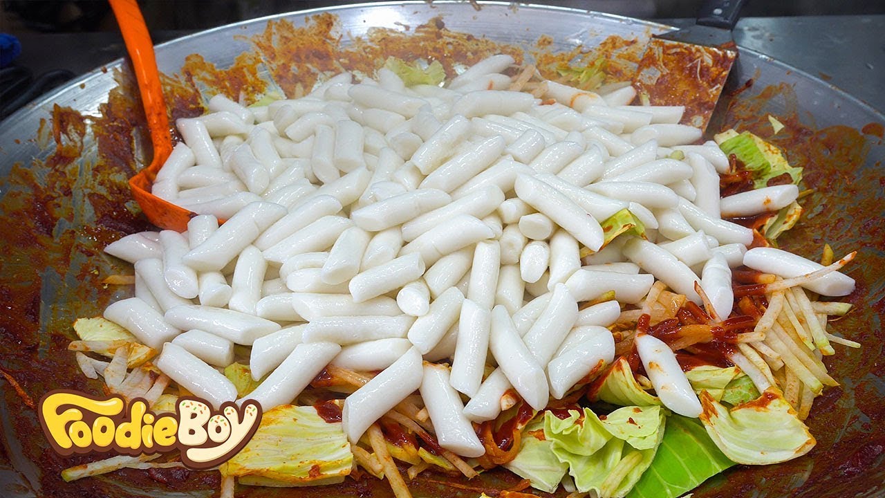 무 떡볶이 / Tteokbokki with Radish - Korean Street Food / 대구 서문시장 길거리 음식