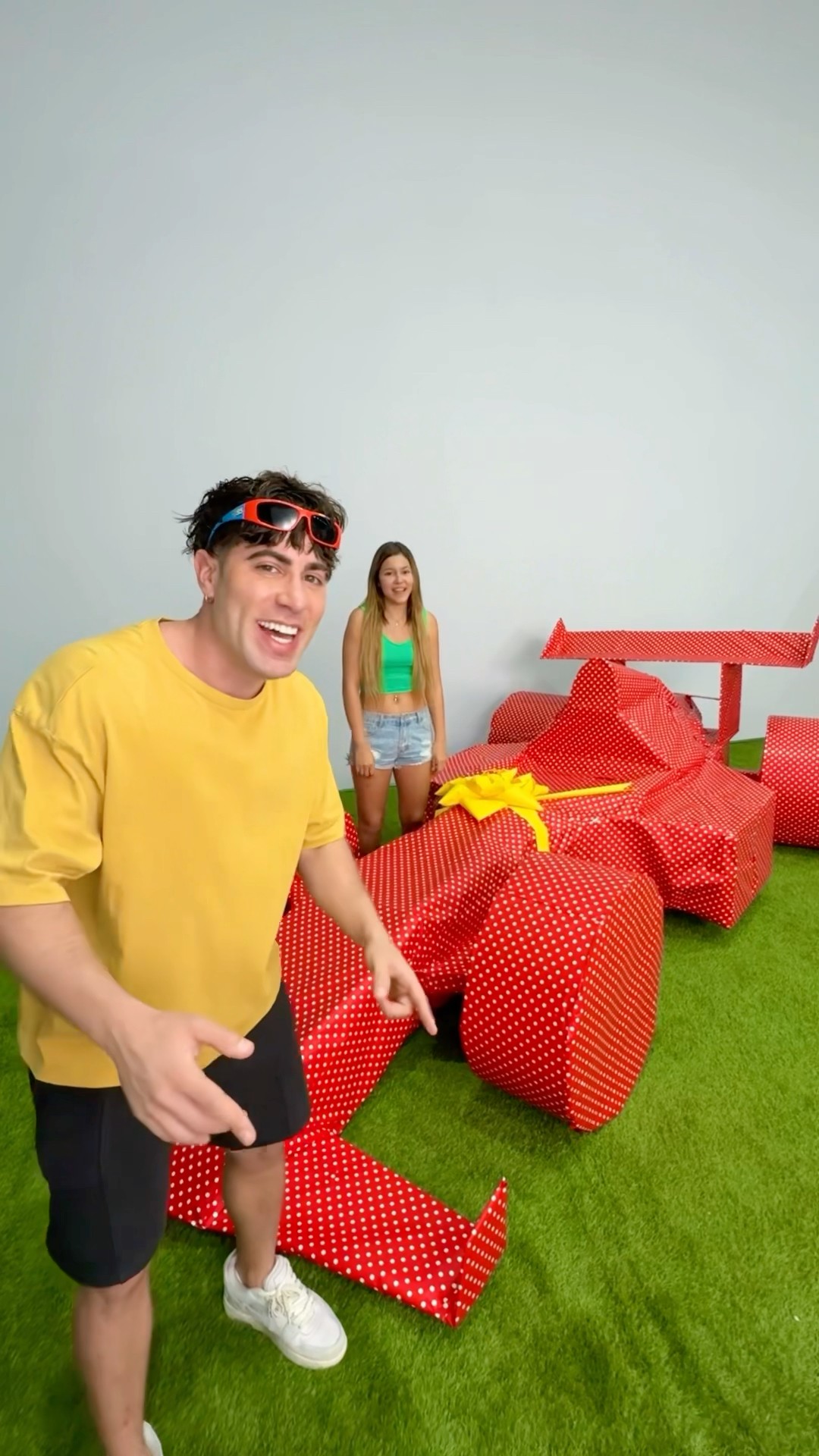 If You Guess The Gift, You Keep It ?
