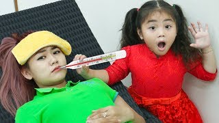 Annie Pretend Play Taking Care of Her Sick Auntie with Kids Toys