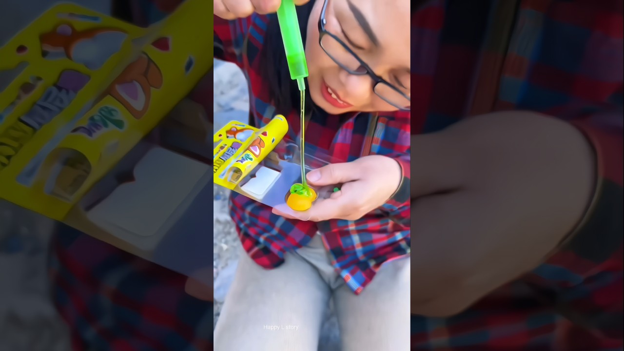 Girl Turned an Empty Jelly Pack Into a Funny Excuse to Get a New One
