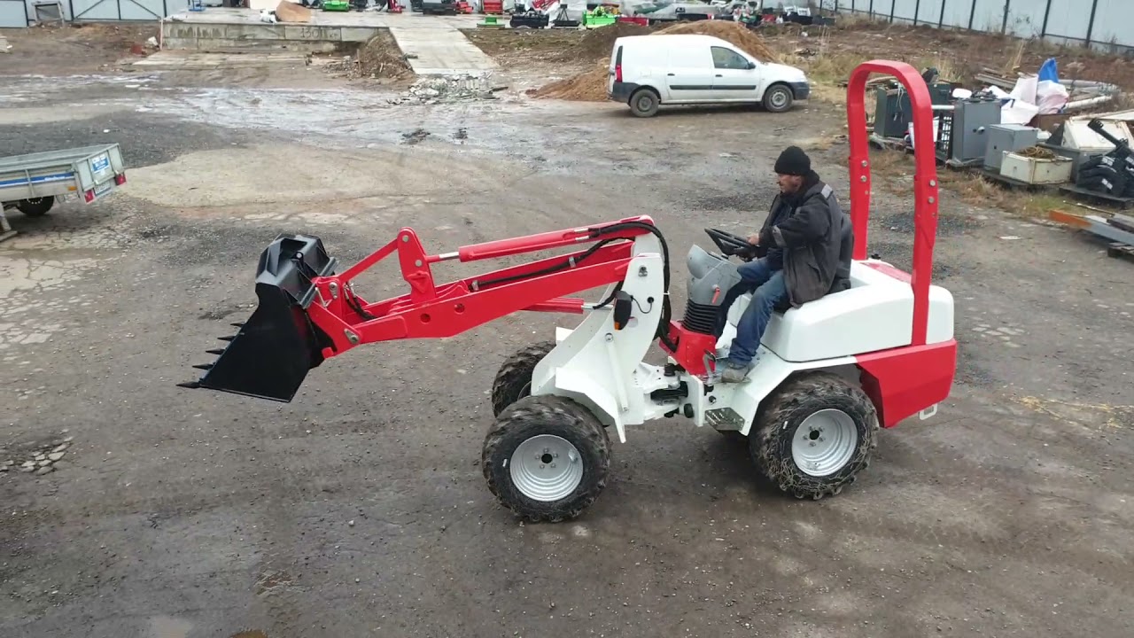 Фронтальный мини погрузчик QUADTRAC WL35 на строительной площадке