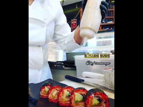   سوشي من الخيال محضر بالأرز الأحمر